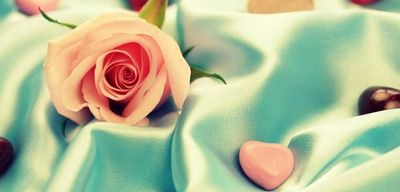 Атласная свадьба: правила выбора подарков на 24 годовщину