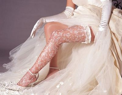Белые чулки и свадебное платье: как сделать это сочетание идеальным