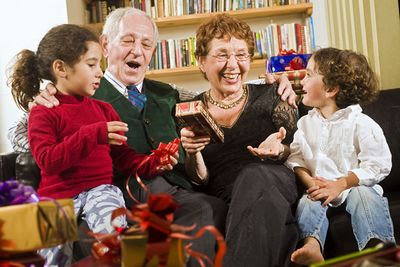 Что подарить бабушке на новый год - 10 лучших идей