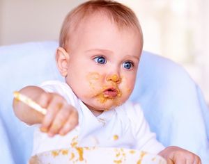 Cколько молока съедает ребенок за одно кормление и за сутки. сколько должен съедать ребенок с рождения и до полугода для нормального развития.