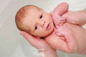 Как купать новорождённого