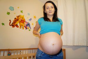 Как отходят воды у беременных: какими они должны быть в норме? правила поведения беременной женщины после отхождения вод