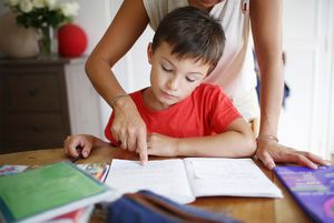 Как правильно помогать ребенку с уроками: 7 советов