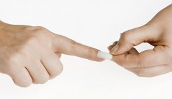 Как снять гелевые ногти в домашних условиях?