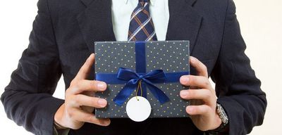 Как выбрать подарок для чиновника?