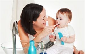 Когда начинать чистить зубы ребенку? правильным ли решением будет - начинать чистить зубы малышу как можно раньше