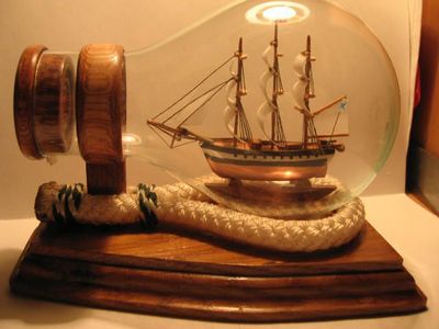 Корабль в бутылке: история создания сувенира