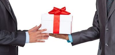 Можно ли дарить подарки госслужащим?