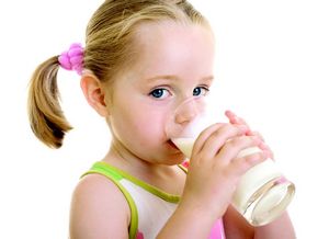 Можно ли козье молоко детям: особенности и рекомендации. в чем польза козьего молока для кормящих мам и для людей с аллергией