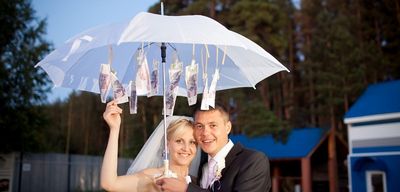 Оригинальный подарок на свадьбу: денежный зонтик своими руками