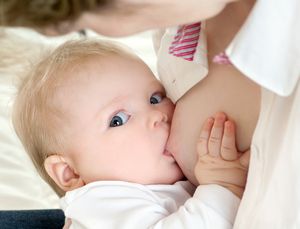 Почему новорожденным нужно грудное вскармливание: важные свойства молозива