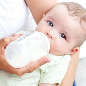 Почему ребенок срыгивает молоко: нормально ли это? стоит ли беспокоиться, если ребенок срыгнул молоко после кормления грудью