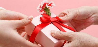 Подарок к отъезду: как выбрать и подарить