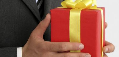 Презент должностному лицу: взятка или подарок