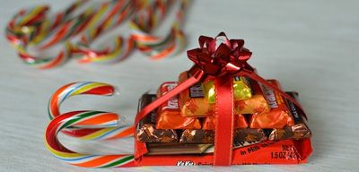 Санки из конфет – крутой новогодний подарок