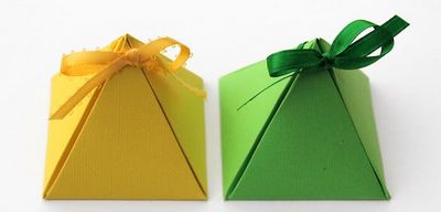 Вручаем подарки в треугольной подарочной коробке